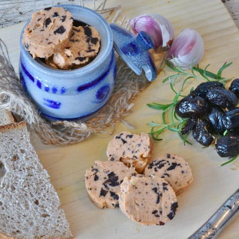 Ev Yapımı Siyah Zeytin Ezmesi