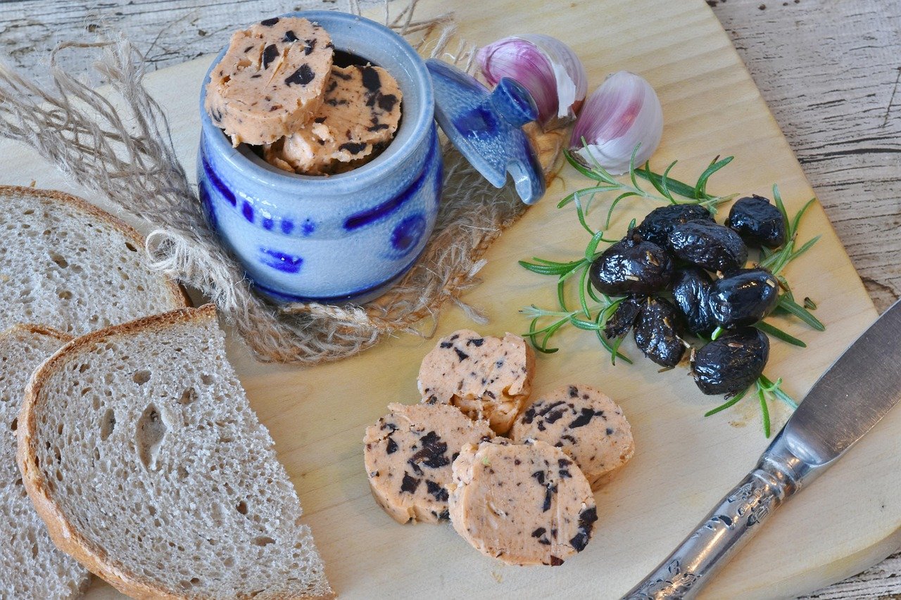 Ev Yapımı Siyah Zeytin Ezmesi